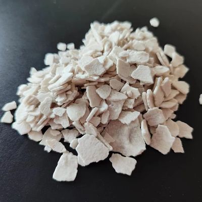 溶け、乾燥する雪のためのオフホワイトの薄片の塩化カルシウムの化学薬品74%